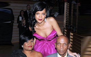 Η Rihanna διασκεδάζει σε στριπτιτζάδικο