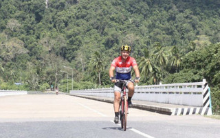 Ομογενής ποδηλάτης από την Αυστραλία μεταφέρει μήνυμα «Ελπίδας»