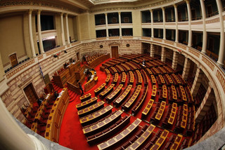 Κάνουν φύλλο και φτερό τα γραφεία της Χρυσής Αυγής στη Βουλή
