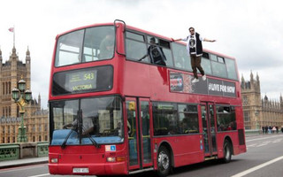Ένας&#8230; αιωρούμενος επιβάτης λεωφορείου στη Βρετανία!