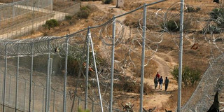 Μετανάστες όρμησαν στο μεθοριακό φράχτη στο Μαρόκο