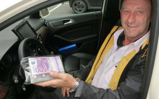 Ταξιτζής επέστρεψε τα «ξεχασμένα» 250 χιλιάδες ευρώ