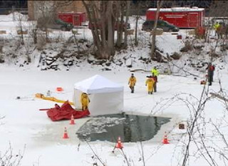 Αυτοκίνητο έσπασε τον πάγο και βυθίστηκε στον ποταμό Μισισίπη