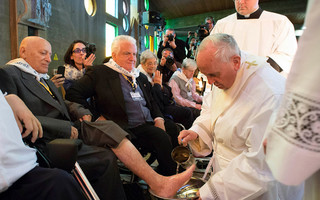 Ο Πάπας έπλυνε και φίλησε τα πόδια ανθρώπων με αναπηρίες
