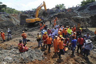 Ανασύρουν νεκρούς από χρυσωρυχείο στην Κολομβία