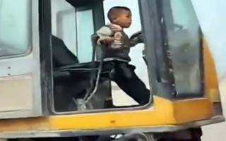 Οδηγός μπουλντόζας… ετών πέντε