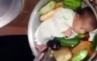 Γονείς «μαγειρεύουν» το νεογέννητο μωρό τους