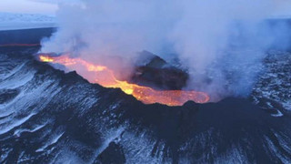 Εντυπωσιακές εικόνες από την έκρηξη ενός ηφαιστείου