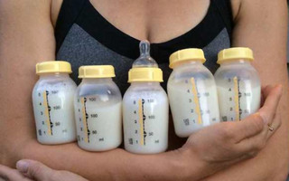 Μητέρα πουλάει το μητρικό της γάλα σε… μποντιμπιλντεράδες