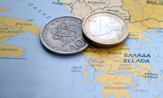 Τι σημαίνει το διπλό νόμισμα στη ζωή των Ελλήνων και πώς μπορεί να εφαρμοστεί