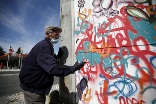 elderly-paint-graffiti-lisbon-lata-65-14