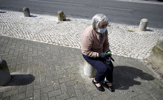 elderly-paint-graffiti-lisbon-lata-65-17