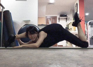 this_bendy_girl_has_all_kinds_of_skills_in_the_air_640_04