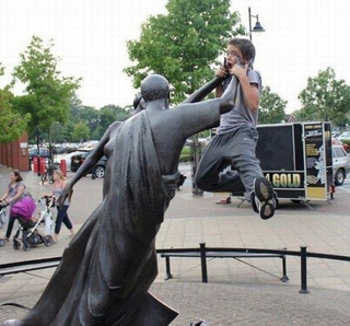 Fun-with-statues-15