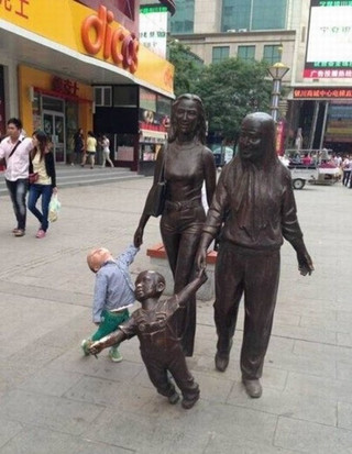 Fun-with-statues-17