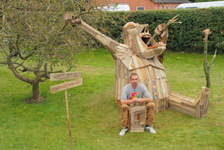 I-create-giant-sculptures-from-scrap-wood-1__880