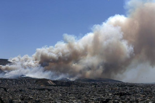 Smoke rises as a wildfire rages at the Kareas suburb, east of Athens, Greece July 17, 2015. Dozens of Athens residents fled their homes on Friday as wildfires fanned by strong winds and high temperatures burned through woodland around the Greek capital, sending clouds of smoke billowing over the city.    REUTERS/Alkis Konstantinidis