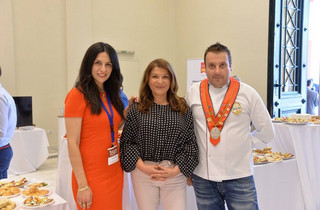  Η Νόπη Ρωμανίδου, επικεφαλής της διοργανώτριας εταιρίας, Ally, η Αργυρώ Μπαρμπαρήγου, γνωστή σεφ & ο επικεφαλής και σεφ της Λέσχης Αρχιμαγείρων Βορείου Ελλάδος, Κώστας Γεωργατζάς