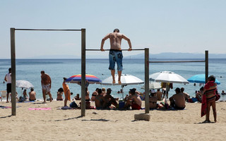 ΠΑΡΑΛΙΑ ΚΑΛΟΚΑΙΡΙ ΜΠΑΝΙΟ ΖΕΣΤΗ