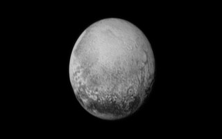 Ασπρόμαυρη φωτογράφιση του Πλανήτη-νάνου από 1εκ. μίλια μακριά στις 11 Ιουλίου του 2015 