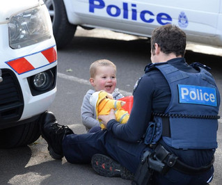 Αστυνομικός παίζει με τρίχρονο ενώ προσπαθούν να απεγκλωβίσουν τη μαμά του