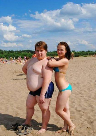 these_guys_must_have_something_special_to_attract_such_sexy_girls_640_09