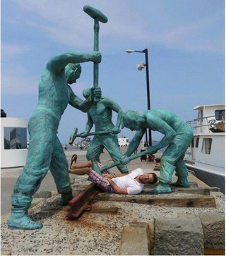 35-people-caught-having-too-much-fun-with-statues-011