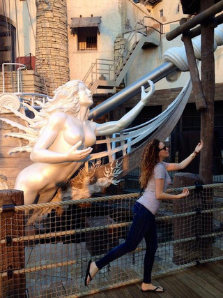 35-people-caught-having-too-much-fun-with-statues-013