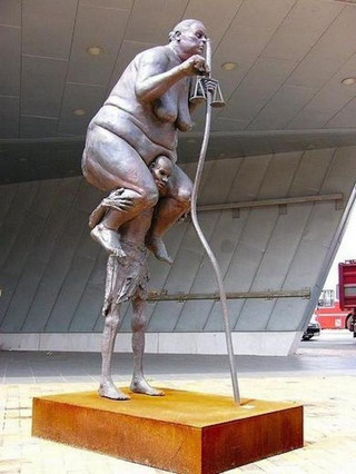 Funny-statues-that-dont-make-sense-009