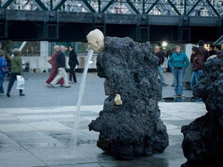 Funny-statues-that-dont-make-sense-010