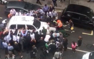 Περαστικοί στο Λονδίνο σηκώνουν αυτοκίνητο για να σώσουν χτυπημένη γυναίκα