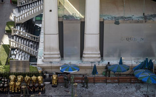 Experts investigate the site of a deadly blast in central Bangkok, Thailand, August 18, 2015. A bomb blast at a popular shrine in Bangkok that killed 22 people including eight foreigners did not match the tactics used by separatist rebels in southern Thailand, the country's army chief said on Tuesday. REUTERS/Athit Perawongmetha