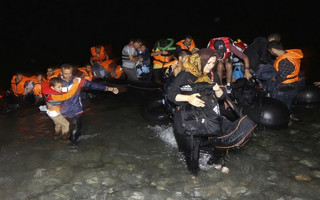 Syrian refugees arrive at a beach on the Greek island of Kos after crossing a part of the Aegean sea from Turkey to Greece on a dinghy August 13, 2015. The United Nations refugee agency (UNHCR) called on Greece to take control of the "total chaos" on Mediterranean islands, where thousands of migrants have landed. About 124,000 have arrived this year by sea, many via Turkey, according to Vincent Cochetel, UNHCR director for Europe. REUTERS/Yannis Behrakis