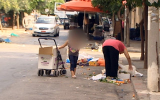 Ψάχνουν στα σκουπίδια της λαϊκής αγοράς για φαγητό