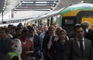 Commuters arrive by train at London Bridge Station in London, Britain August 6, 2015. Millions of Londoners struggled to work on Thursday as a strike brought the Underground rail network to a standstill for the second time in a month over plans for a new all-night service. REUTERS/Neil Hall