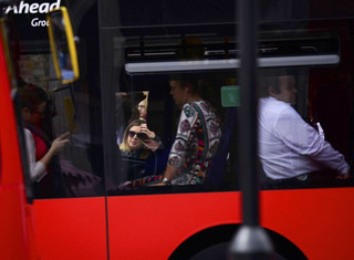 Commuters sit in a bus outside Waterloo Station in London, Britain August 6, 2015. Millions of Londoners struggled to work on Thursday as a strike brought the Underground rail network to a standstill for the second time in a month over plans for a new all-night service.  REUTERS/Dylan Martinez