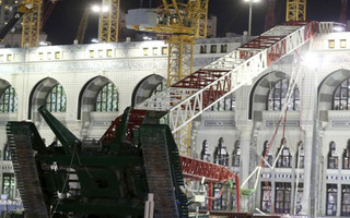 Saudi emergency crew stand near a construction crane after it crashed in the Grand Mosque in the Muslim holy city of Mecca, Saudi Arabia September 11, 2015. At least 107 people were killed when the crane toppled over at Mecca's Grand Mosque on Friday, Saudi Arabia's Civil Defence authority said, less than two weeks before Islam's annual haj pilgrimage.  REUTERS/Stringer      TPX IMAGES OF THE DAY