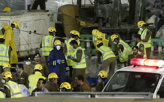 REFILE - CORRECTING GRAMMARSaudi emergency crew gather after a construction crane crashed in the Grand Mosque in the Muslim holy city of Mecca, Saudi Arabia September 11, 2015. At least 107 people were killed when the crane toppled over at Mecca's Grand Mosque on Friday, Saudi Arabia's Civil Defence authority said, less than two weeks before Islam's annual haj pilgrimage. REUTERS/Stringer