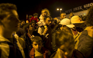 Migrants wait to enter Hungary, after the Hungarian police sealed the border with Serbia, near the village of Horgos, Serbia, September 14, 2015. REUTERS/Marko Djurica      TPX IMAGES OF THE DAY