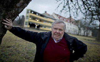 A file picture of Swedish entrepreneur Bert Karlsson outside his refugee centre in an old sanatorium in Stora Ekeberg, near Skara, Sweden taken December 19, 2013.  REUTERS/Adam Ihse/TT News Agency