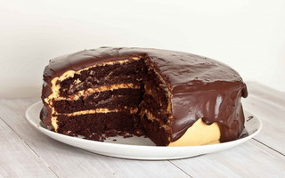 Κέικ σοκολάτας με κρέμα από φυστικοβούτυρο