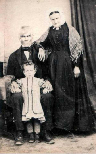 creepy-bizarre-old-photos-28