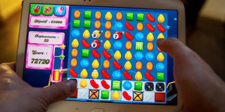landscape_nrm_1429357938-man_playing_candy_crush_on_a_tablet