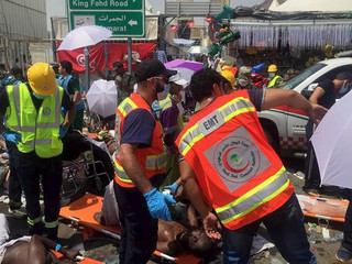 ATTENTION EDITORS - VISUAL COVERAGE OF SCENES OF INJURY OR DEATHMembers of Saudi Red Crescent tend to pilgrims who were victims of a crush caused by large numbers of people pushing at Mina, outside the Muslim holy city of Mecca in this handout picture published on Facebook account of the Saudi Red Crescent September 24, 2015. REUTERS/Saudi Red Crescent/Handout via ReutersATTENTION EDITORS - THIS IMAGE WAS PROVIDED BY A THIRD PARTY. REUTERS IS UNABLE TO INDEPENDENTLY VERIFY THE AUTHENTICITY, CONTENT, LOCATION OR DATE OF THIS IMAGE. IT IS DISTRIBUTED EXACTLY AS RECEIVED BY REUTERS, AS A SERVICE TO CLIENTS. FOR EDITORIAL USE ONLY. NOT FOR SALE FOR MARKETING OR ADVERTISING CAMPAIGNS. NO SALES.TEMPLATE OUT