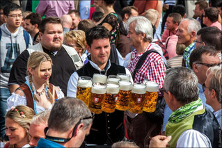 oktoberfest_waitresses_02