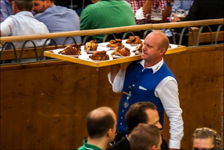 oktoberfest_waitresses_03