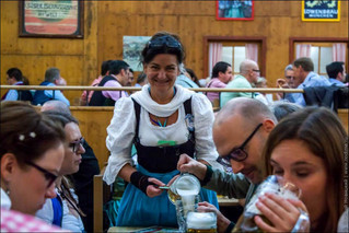 oktoberfest_waitresses_04