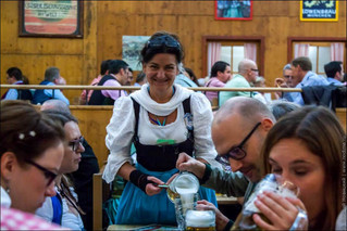 oktoberfest_waitresses_04