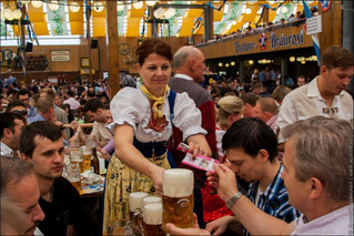 oktoberfest_waitresses_06