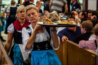 oktoberfest_waitresses_07